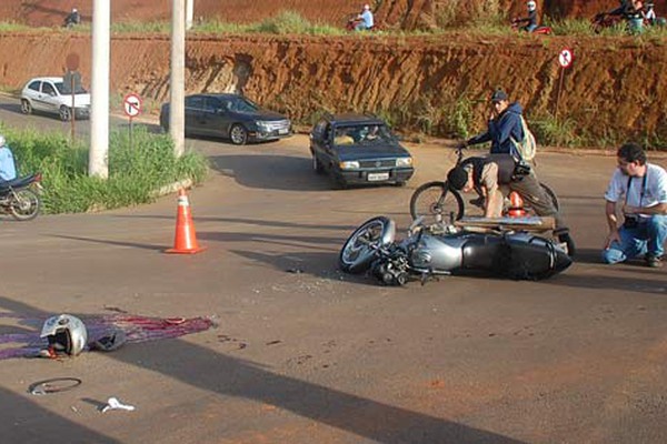 Motociclista que bateu em caminhão de telhas não resiste aos ferimentos e morre no Hospital Regional