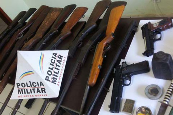 PM apreende verdadeiro arsenal em PO e prende suspeitos de negociarem armas