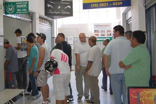 Torcedores fazem fila para garantir entrada no amistoso entre Mamoré e Cruzeiro