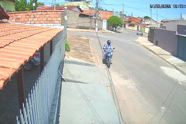 Imagens mostram motociclista invadindo casa e fugindo com celular, dinheiro e documentos
