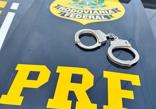 Foragido da Justiça por homicídio é preso em Patos de Minas após PRF abordar veículo com bebê sem cadeirinha