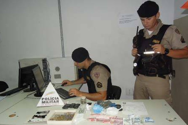 Polícia Militar leva cinco para a Delegacia por envolvimento com o tráfico de drogas