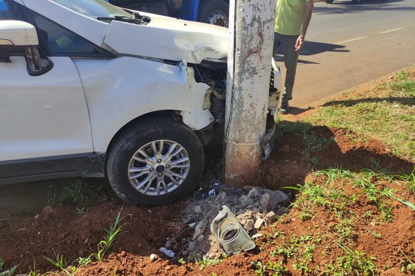 Motorista com sinais de embriaguez acaba presa após atingir poste na Avenida Marabá