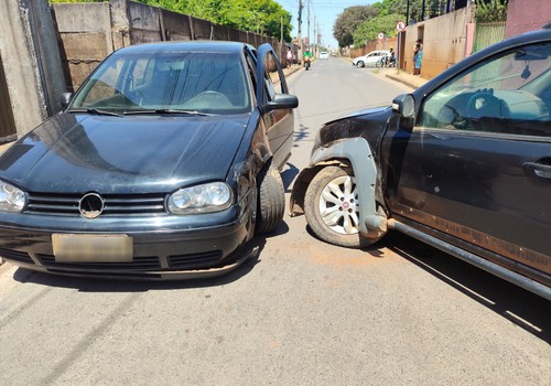 Motorista invade a contramão e bate de frente com outro carro na estreita rua São Geraldo
