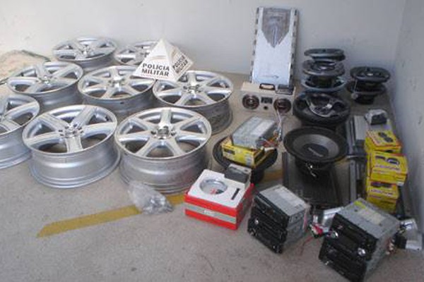 PM de Carmo do Paranaíba flagra dupla com equipamentos automotivos furtados