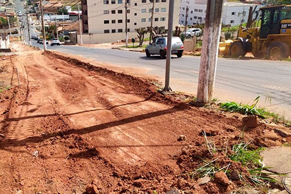 Trecho da avenida Brasil é alargado e vai ganhar nova pista para melhorar o trânsito no local