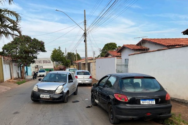 Motorista passa mal, perde controle da direção e atinge veículos estacionados em Patos de Minas