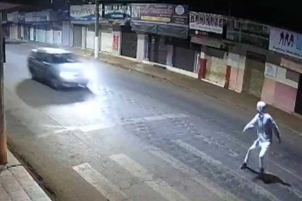 Vídeo mostra o momento em que pedestre é atropelado e morto na avenida Brasil