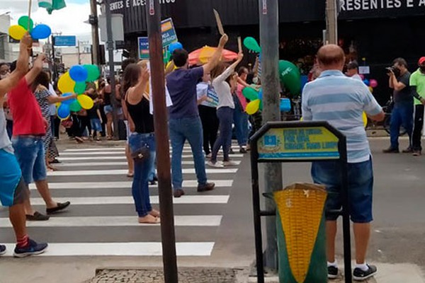 Luís Eduardo Falcão promove ação no centro de Patos de Minas para agradecer aos eleitores