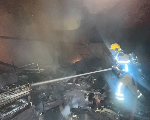 Incêndio atinge residência e estabelecimento de reforma de estofados no bairro Cristo Redentor