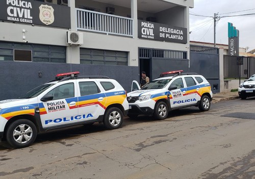 Homem desfere soco no rosto de mulher e pisa na cabeça de senhor em tentativa de roubo em Patos de Minas