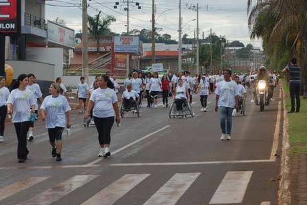 Caminhada Fenamilho leva saúde e entretenimento para centenas de patenses