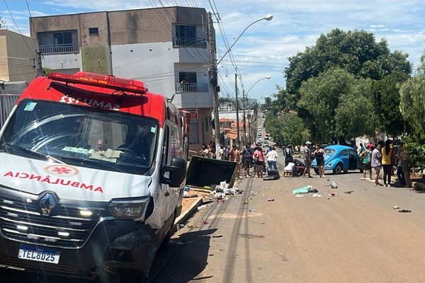 Idoso inabilitado avança parada, bate em ambulância do Samu e deixa três feridos, em Carmo do Paranaíba