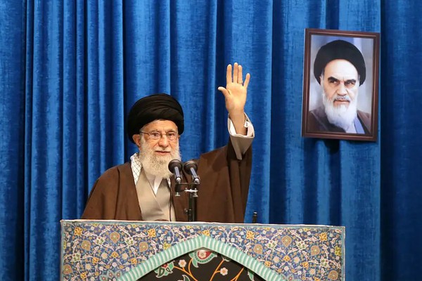 Aiatolá ameaça reagir contra EUA após Trump exigir a rendição do Irã