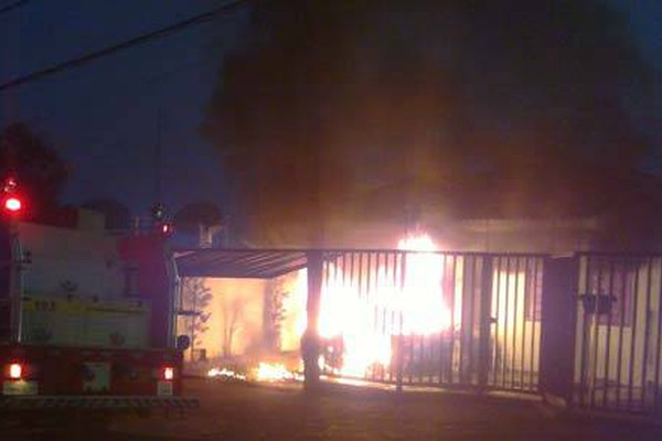 Incêndio destrói veículo dentro de garagem no bairro Sebastião Amorim