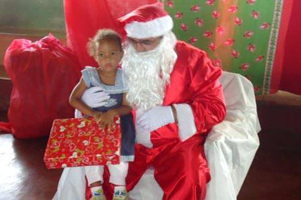 Papai Noel da Polícia Militar faz a festa da criançada no Ginásio do Cristavo