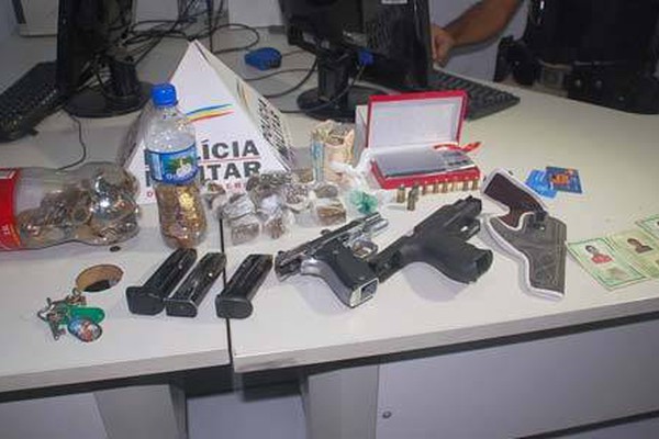 PM prende dupla com duas pistolas e munições, maconha e R$5 mil em dinheiro