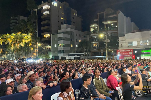 Paula Fernandes apresenta "Jeito de mato" e forma um grande coral na Fenapraça; veja ao vivo
