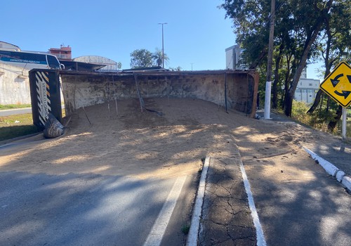 Carreta tomba e fica atravessada, interditando o trânsito na chegada a Patos de Minas