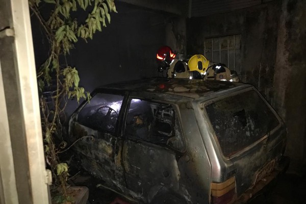 Veículo estacionado em garagem de residência pega fogo e mobiliza o Corpo de Bombeiros