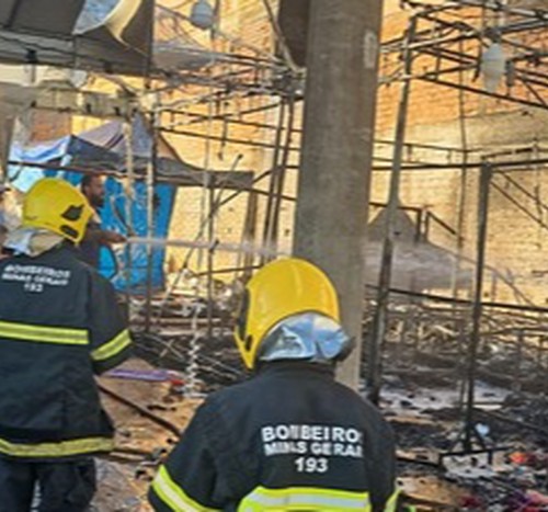 Incêndio destrói barracas de ambulantes, atinge construção e deixa rastro de destruição em Romaria