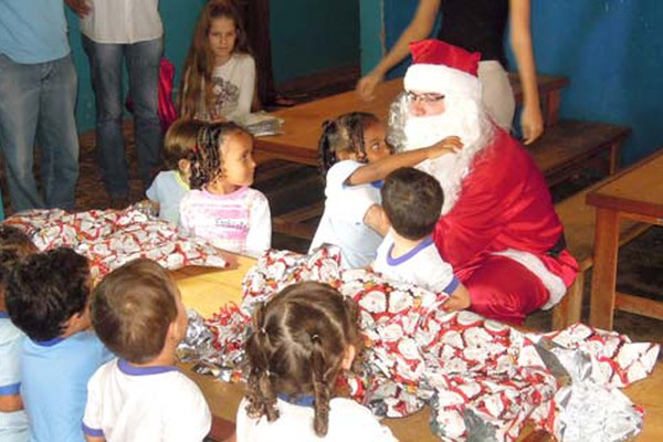 Papai Noel distribui presentes e faz a alegria de crianças carentes em Patos de Minas