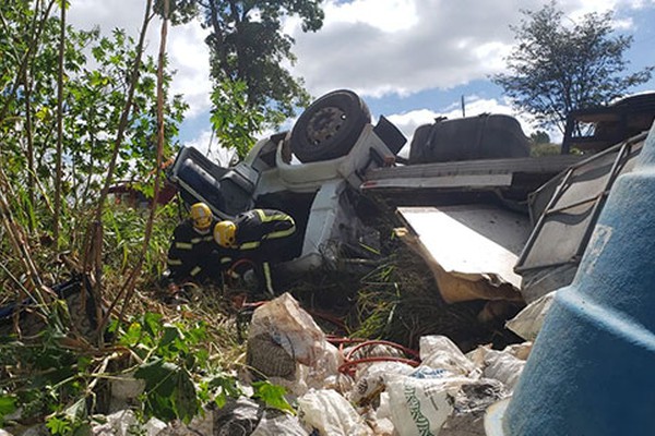 Motorista morre ao capotar caminhão baú na BR 365 em Patos de Minas; passageiro sobreviveu