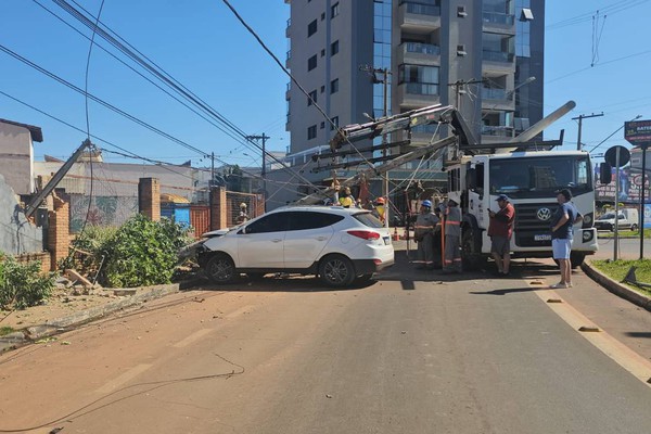 Motorista perde o controle após pneu estourar e acerta poste de iluminação na avenida Padre Almir