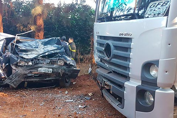 Autores de furto em propriedade rural batem de frente com caminhão na estrada de Sumaré