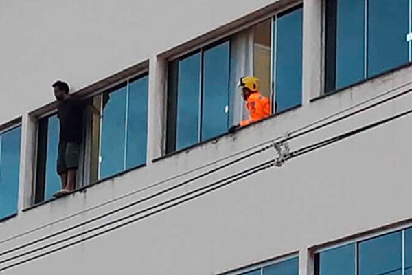Após mais de três horas na janela de prédio, homem é convencido a entrar no apartamento