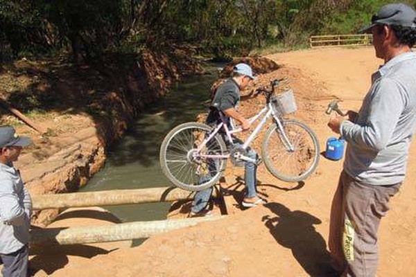 Após reclamação de moradores, funcionários fazem pinguela sobre Córrego