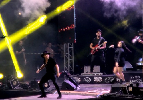Nathanzinho Lima abre show na Fenamilho 2026 com o hit “Sonho de amor”; veja ao vivo