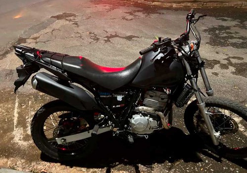 Jovem é preso em moto toda adulterada após fugir alucinadamente em Patos de Minas