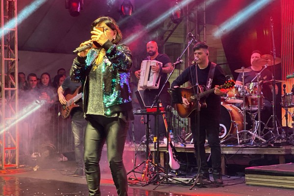 Roberta Miranda levanta públco na Fenapraça com o sucesso “São tantas Coisas”; veja ao vivo