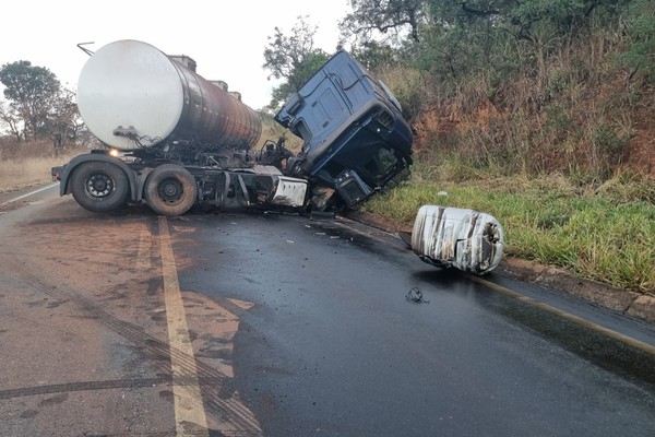 Motorista perde controle de caminhão-tanque em descida, bate em barranco e interdita parcialmente a MG410
