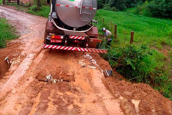 Chuvas deixam estradas em péssimo estado e produtores suspendem transporte de leite