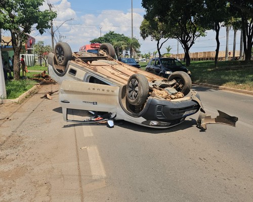 Picape da Prefeitura de Patos de Minas capota na avenida JK e deixa motorista e passageiro feridos