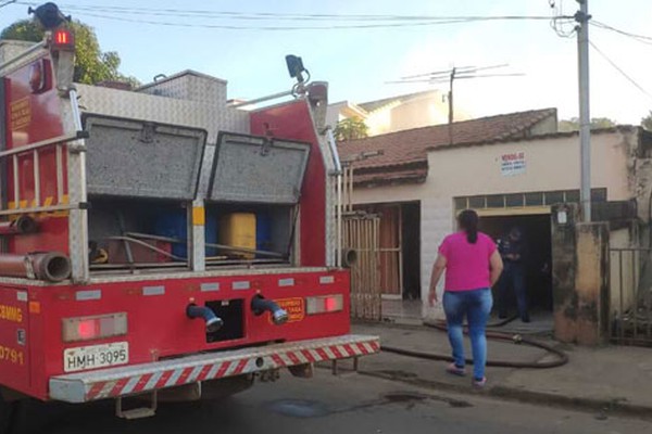 Incêndio destrói residência e mata idosa carbonizada em Patos de Minas