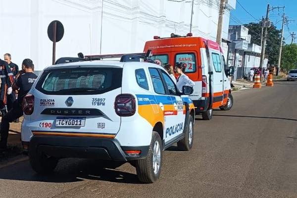 Mulher ameaça se matar após detento terminar relacionamento e mobiliza policiais e SAMU na frente do Presídio