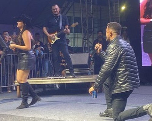 O amor está no ar na Fenapraça 2026: show do Trio Remelexo tem pedido de casamento; veja ao vivo