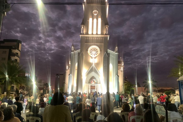 Centenas de fiéis participam de celebrações em comemoração ao dia de Santo Antônio, o padroeiro de Patos de Minas