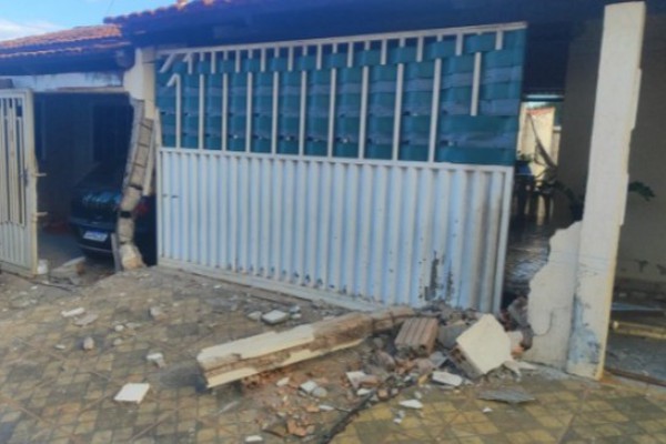 Jovem é preso em Varjão de Minas após perder controle de carro e bater em duas residências