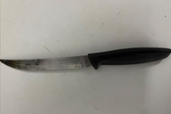 Motociclista é preso com faca após moto derrapar no Centro de Patos de Minas