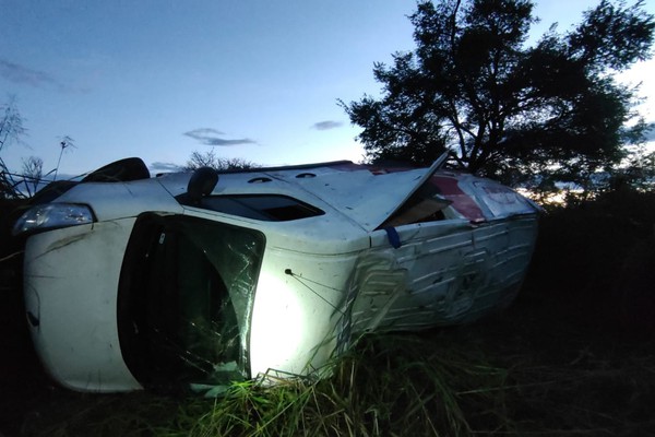 Furgão aquaplana e capota na BR-352; motorista e passageiro saíram ilesos