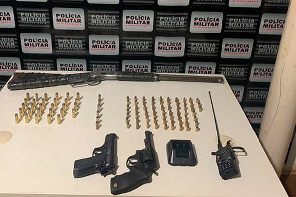 Jovem de 22 anos é preso com 3 armas de fogo e várias munições em Patrocínio
