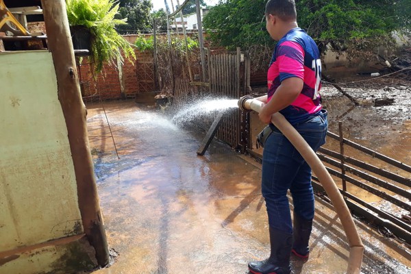 Copasa auxilia na limpeza de imóveis atingidos pela cheia do rio Paranaíba em Patos de Minas
