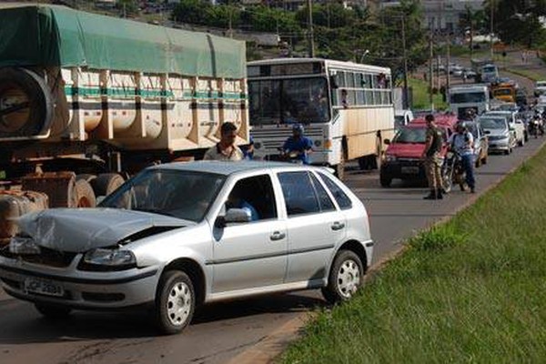 Acidente envolvendo três veículos deixa um enorme congestionamento na JK