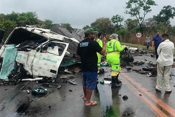 Acidente com três carretas na BR 040 em Paracatu causa a morte de pelo menos três pessoas