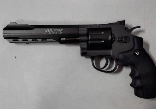 Jovem com esquizofrenia é preso após atirar no olho da própria mãe com revólver de pressão em Patos de Minas