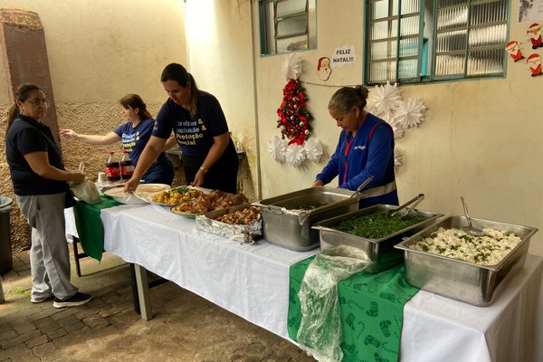 Grupo “Amigas do Peito” serve almoço especial de natal para moradores de rua de Patos de Minas